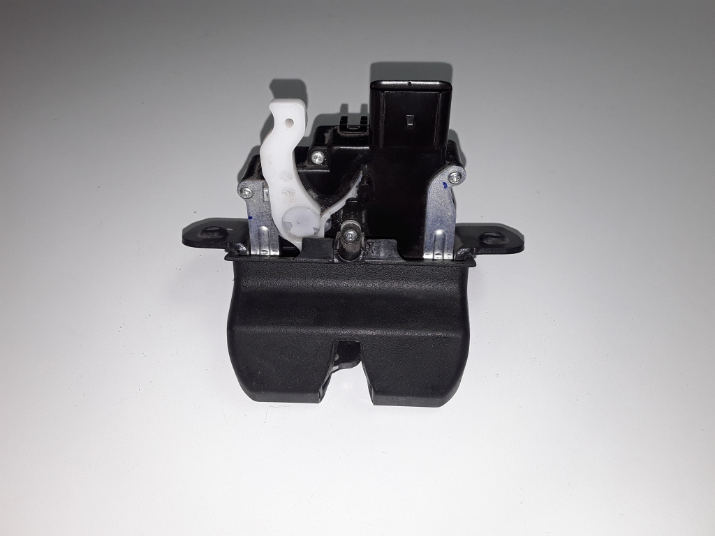 Used TOYOTA Yaris Trunk lid lock 81230D3000
