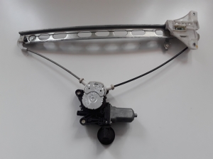Suzuki Swift IV (2010–2017) Front door window regulator 8353058J01 - 3