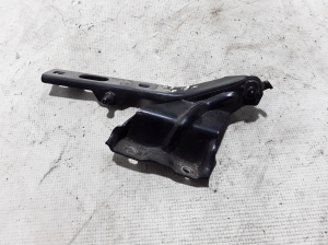   Engine cover hinge 