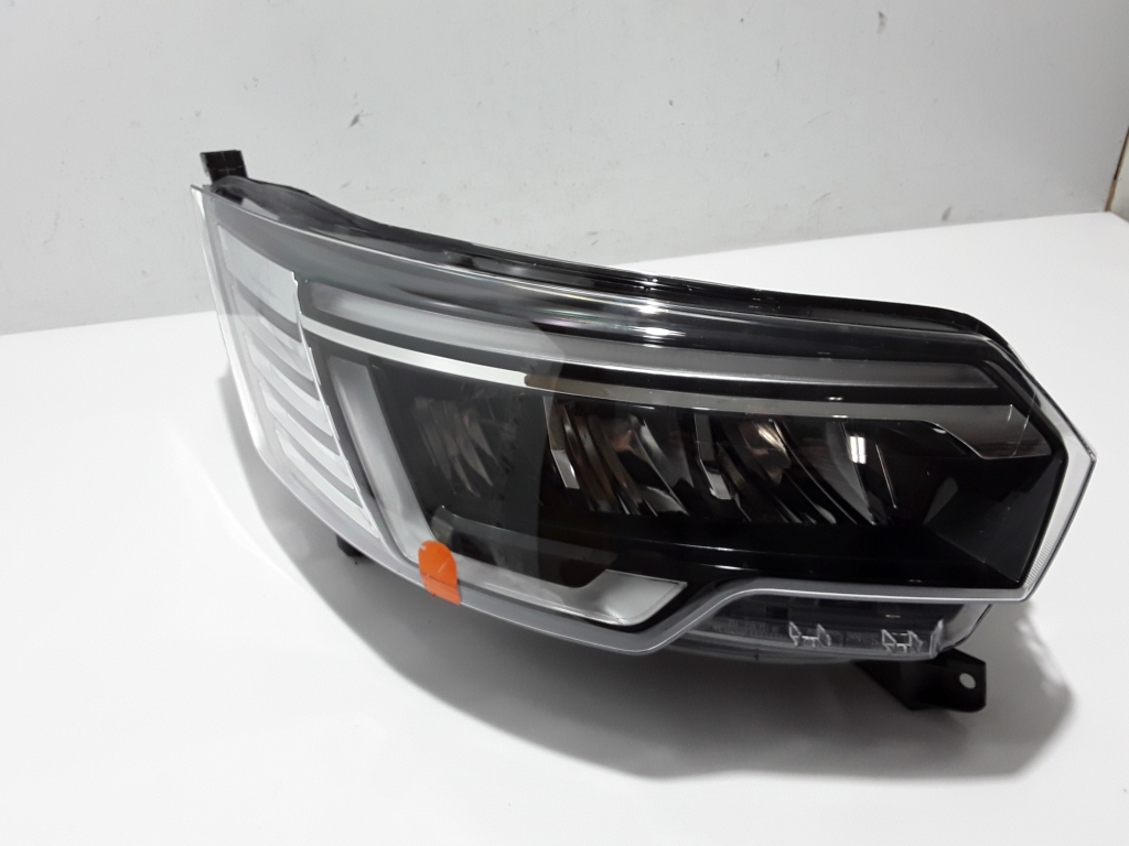 Used RENAULT Trafic Headlights 260102899R