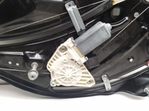 Mercedes Benz E-Class W207 (2009–2017) Rear fork windscreen lifter and its components A2076701403 - 3