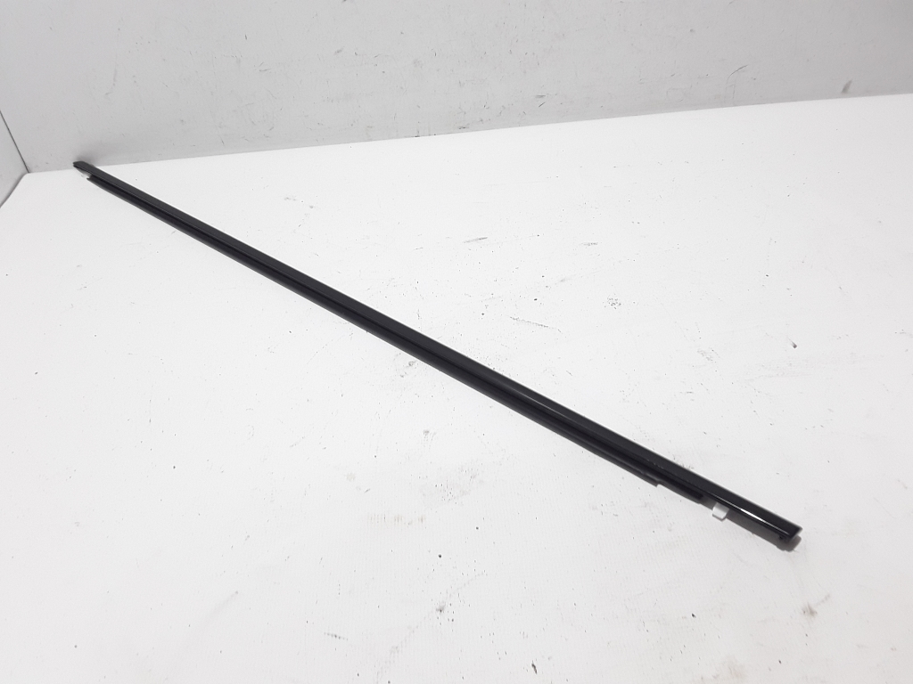 Used VOLVO XC90 Front door strip to the glass exterior 31479469