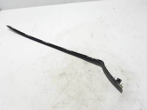  Windscreen strut outer 