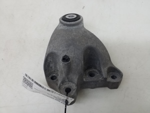   Engine holder 