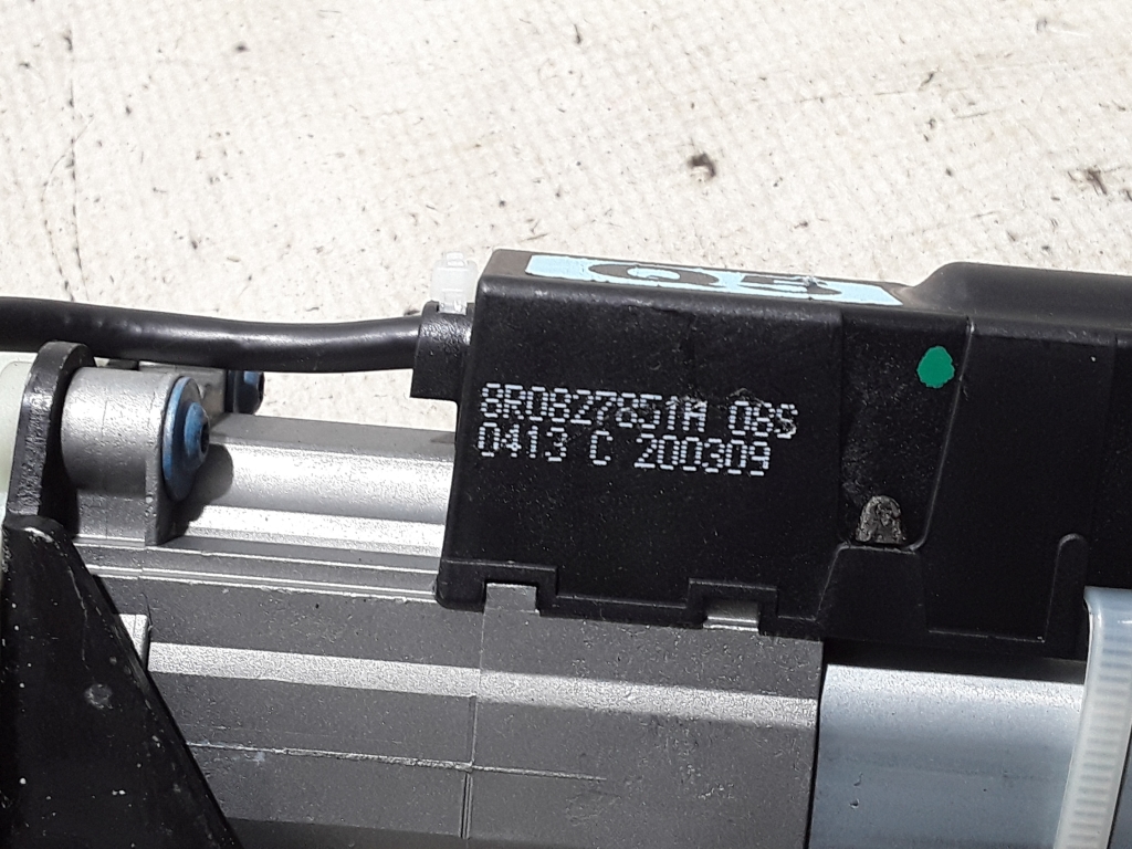 AUDI Q5 8R (2008-2017) Aizmugurējās bagāžas nodalījuma mīkstās aizvēršanas / soft close motorīts 8R0827851A 21016656