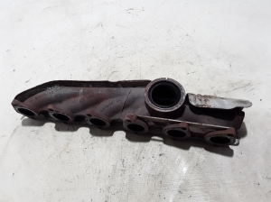  Exhaust manifold 