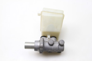  Master cylinder 