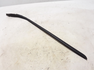   Windscreen strut outer 