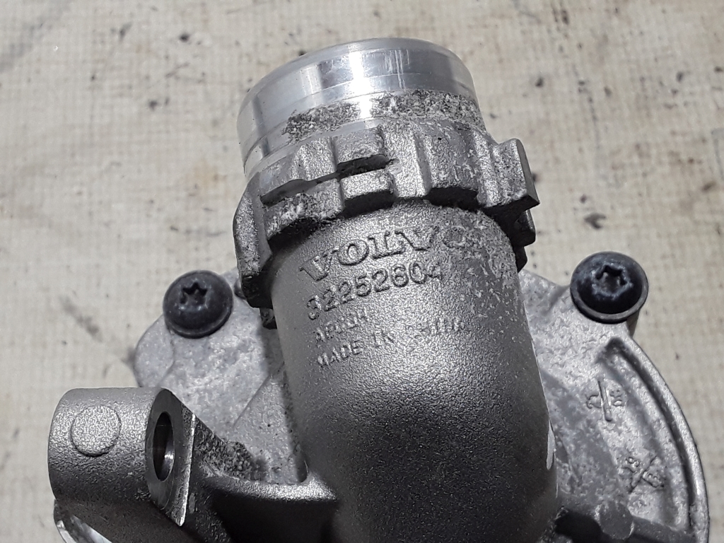Used VOLVO XC60 Water Pump 32252604 Used VOLVO XC60 Water Pump 32252604