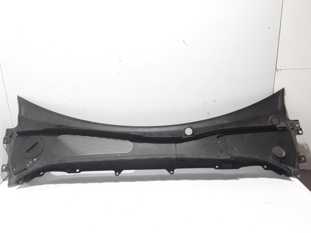 Used VOLVO XC60 Windshield wiper mechanism trim to the glass 31442120