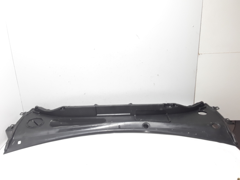 Used VOLVO XC60 Windshield wiper mechanism trim to the glass 31442120