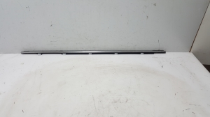 Tagumise külgukse klaasi välimine liist - 83220G2010