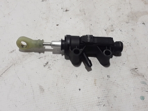   Clutch master cylinder  - 6789732 