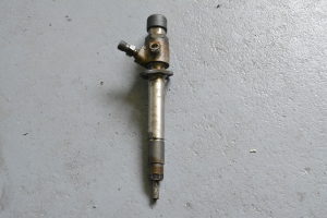  Fuel injector 