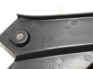  Trim under the bonnet 