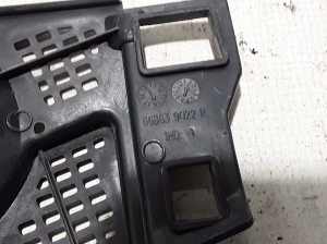  Windshield wiper mechanism trim to the glass 