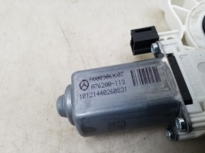 Mercedes Benz CLA-Class W118 (2019–2026) Esiukse aknatõstuki mootor A0009061607 - 4