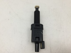 Volkswagen Passat B5 (1997–2005) Bremslichtschalter 811907343B