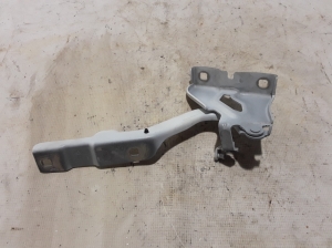   Engine cover hinge 