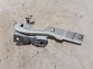   Engine cover hinge 