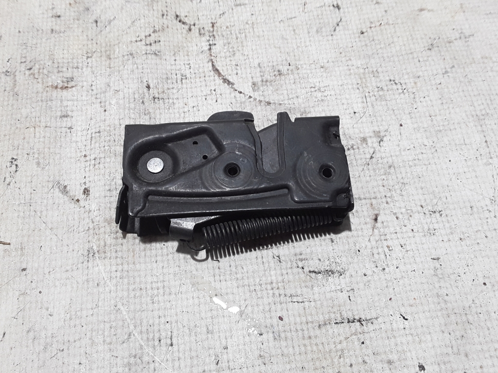 Used VOLVO XC60 Engine cover lock 32226109