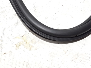  Front door sealing rubber 