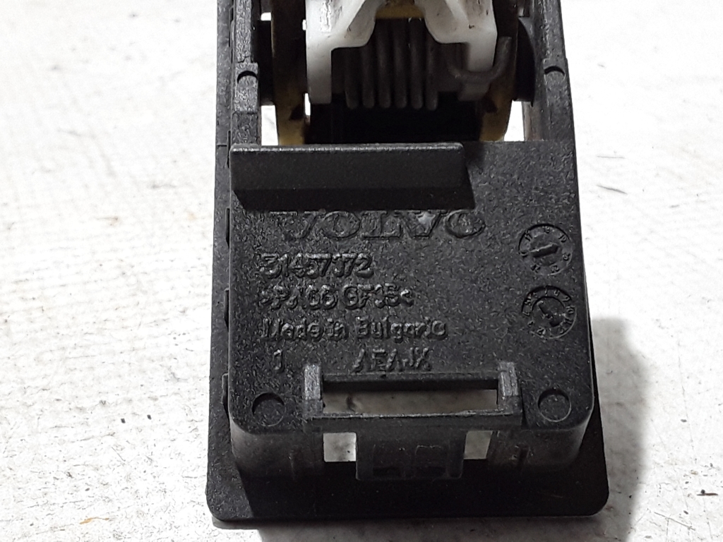 Used VOLVO XC60 Engine hood opening handle on the hood 31457172