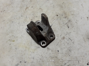   Engine holder 