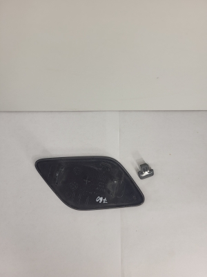 VOLVO XC60 (2008–2017) Front bumper headlight washer cap 31323768 - 2
