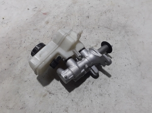  Master cylinder 