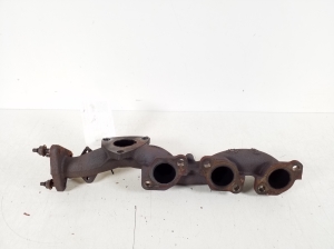  Exhaust manifold 