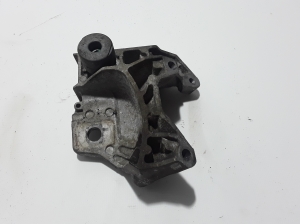   Engine holder 