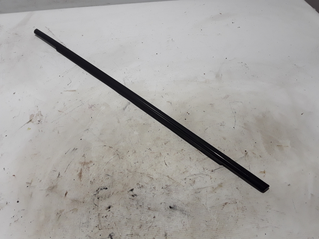 Used VOLVO V90 Rear side door strip to glass outer 31479571