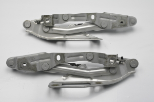AUDI TT (1998–2006) Kofferraumdeckelscharnier 8N0823302