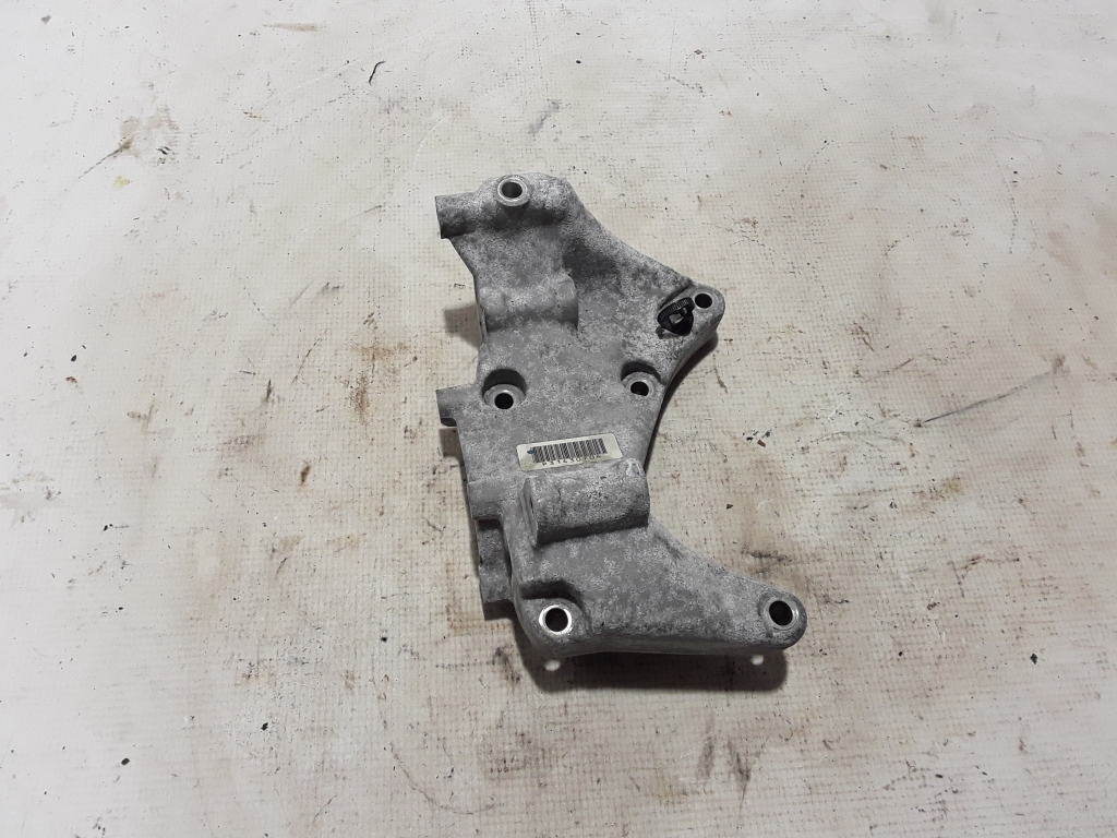 VOLVO V90 2 generation (2016-2024) Alternator bracket 31430704 21058488