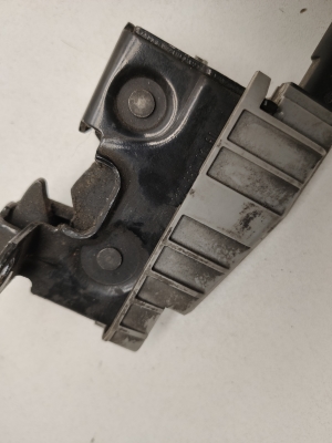  Engine cover lock 