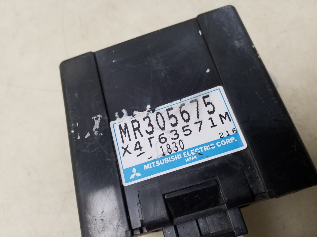 MITSUBISHI Pajero 3 generation (1999-2006) Central locking control unit MR305675 24975462