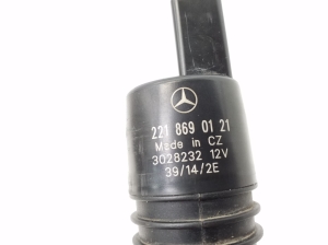 Mercedes Benz SLK-Class 172 (2011–2026) Front windshield washer pump A2218690121 - 3