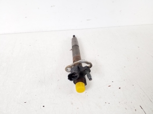  Fuel injector 