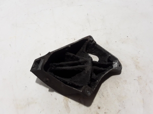   Engine holder 