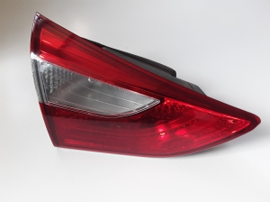 Tail light on trunk lid - 92403A50