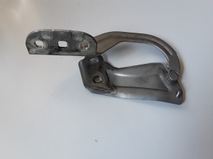  Engine cover hinge 