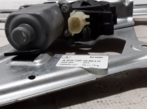 Mercedes Benz Sprinter W 907 (2018–2026) Priekšējo durvju logu pacēlājs A9107201000 - 3