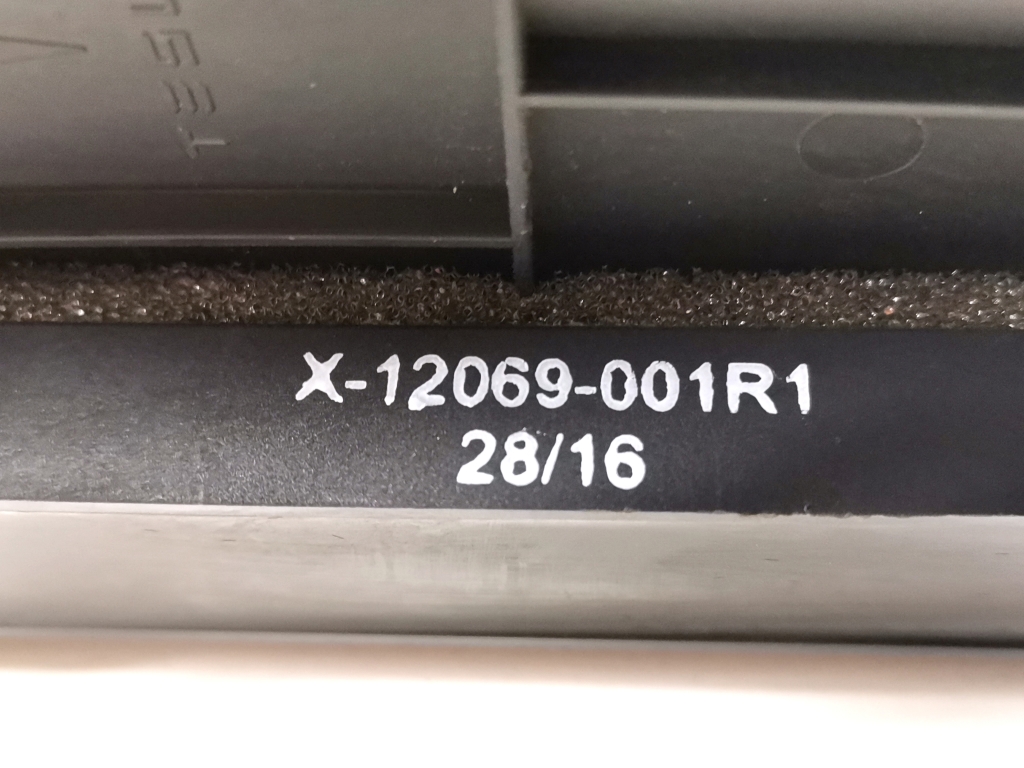 TESLA Model S 1 generation (2012-2024) Panelbeklädnad sköld 1028362-00-A 21190302