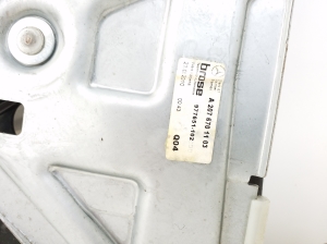 Mercedes Benz E-Class W207 (2009–2017) Rear fork windscreen lifter A2076701103 - 4
