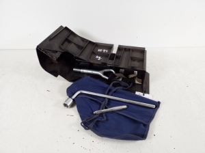 Mercedes Benz E-Class W211 (2002–2009) Tööriistakast pakiruumis ja selle osad A2198900014 - 2
