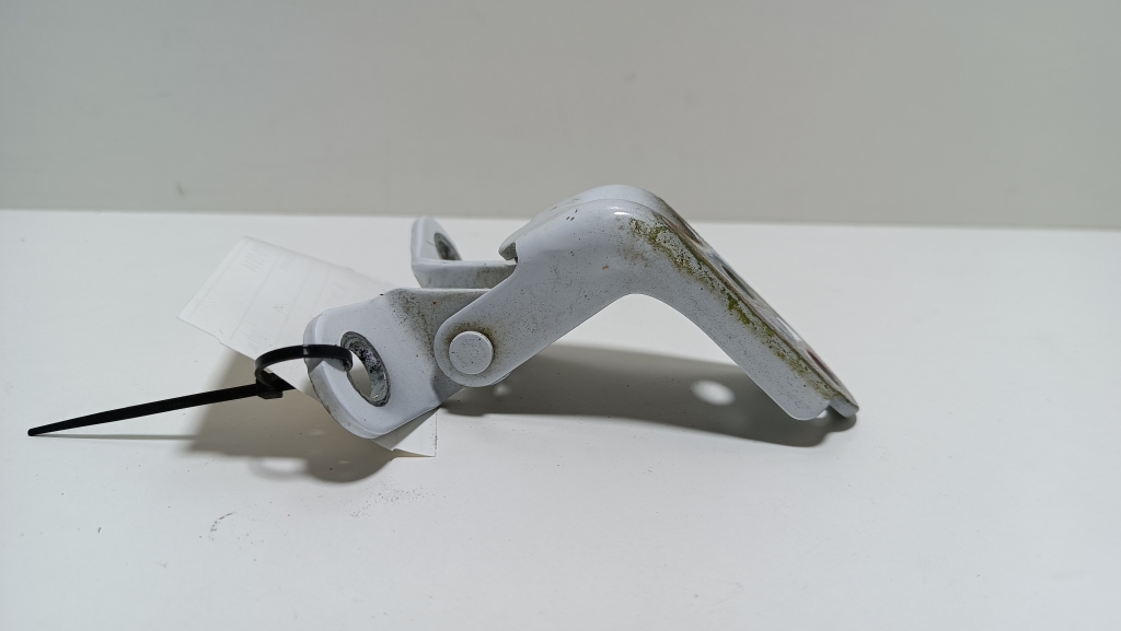 Kia Sportage (2010–2016) Front door lower hinge