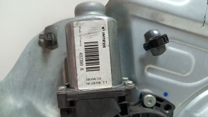 Kia Sportage (2010–2016) Priekšējo durvju logu pacēlājs un tā daļas 824803U120 - 3