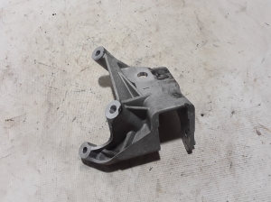   Engine holder 