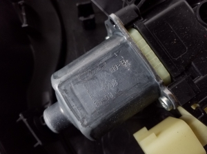 Ford Fiesta VI (2008–2017) Priekšējo durvju logu pacēlājs un tā daļas - 3